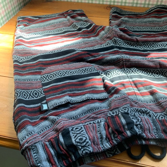 Men’s Aztec print shorts. Men’s size Xl - Picture 4 of 9